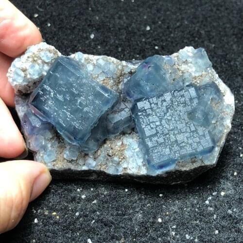 115.gNatural rare blue-green fluorite and quartz mineral restoration ring vein teaching stone home decoration collection ornamen