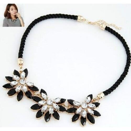 New Fashion Jewelry Cotton Rope Flower Necklace Three Sun Flower Retro Short Necklace Female Elegant Crystal Necklace