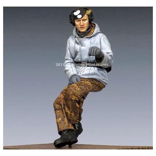 1/35 resin figure soldier model armor gunner soldier double head GK white model hand to run military 194