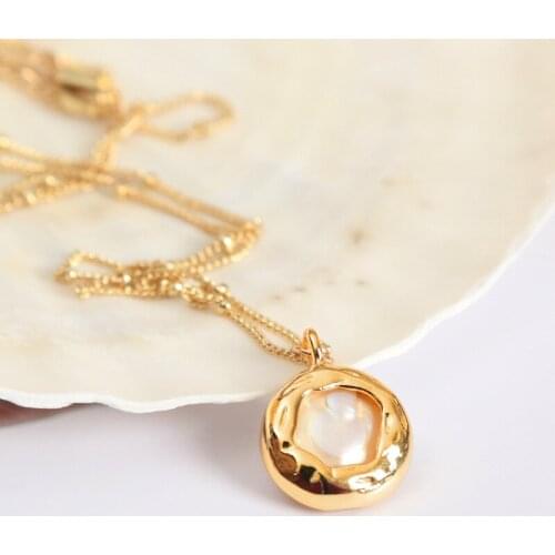 Freshwater Pearl Alloy Womens Necklace New Exquisite Gold-Plated Inlaid Pearl Pendant Clavicle Chain Jewelry