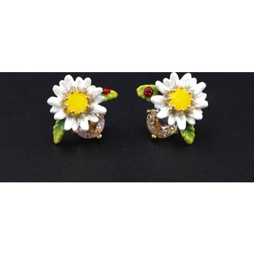 Korean Temperament Simple and Compact Autumn Daisy Earrings Enamel Glaze White Flowers Ladybug Stud Earrings Ear Clips Female