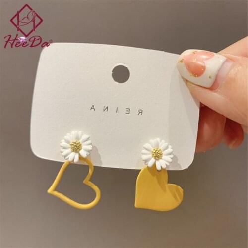 Korean Sweet Daisy Stud Earrings Women 2021 Summer Fashion Asymmetry Heart Ear Decoration Lady Romantic Yellow Jewelry Bijoux