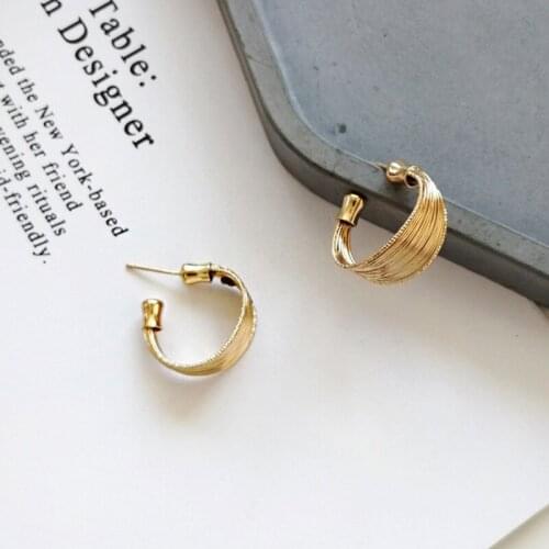 WTLTC 2.1CM Geometric Stripe Wide Hoop Earrings for Women Minimalist C Shaped Circle Earrings Statement Charms Earrings Open
