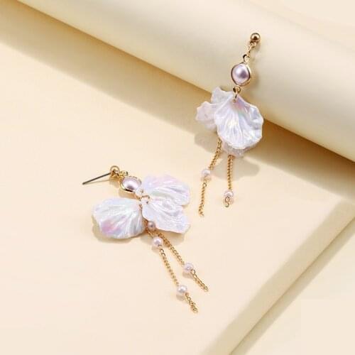 European and American New Style Korean Pearl Immortal Petal Earrings Fashion Tassel Asymmetric Earrings Wholesale