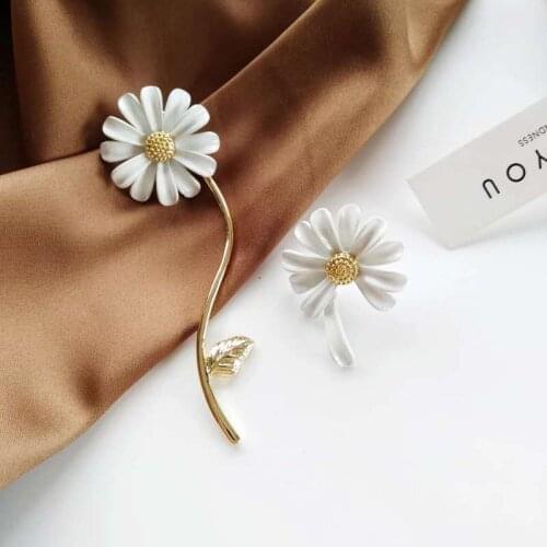 Asymmetrical White Enamel Flower Stud Earrings for Women Girls Gift Gold Korean Trend Fashion Jewelry Long Statement Geometric