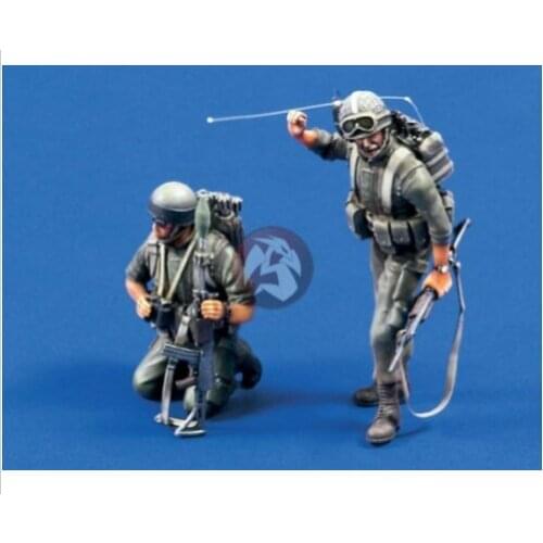 1/35 scale die-cast resin World War II Russian reconnaissance team 2 soldiers need to be colored by hand 527