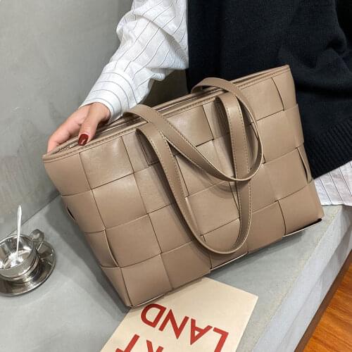 High-quality woven handbags 2021 new trendy net red packets women handbags commuter large bags large capacity tote bags