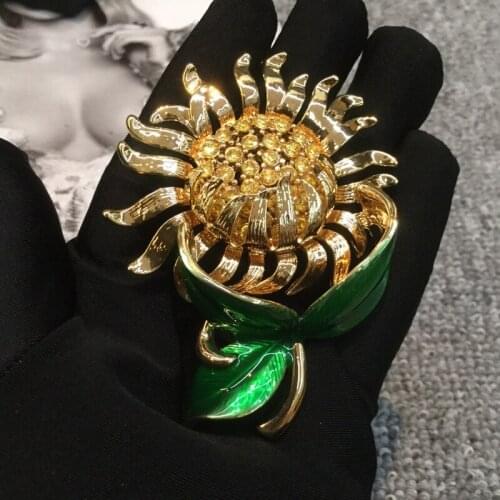 Fashion Jewelry Vintage Style Gold Color Sun Brooch Sweater Brooche Flower Pearl Fashon Camellia Brooches