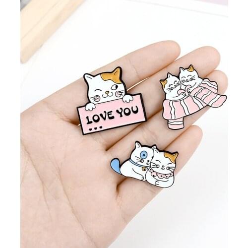 2021 sweet cute couple cats Animal enamel needle Heart envelope scarf love hug Special design Brooch badge gift for couple
