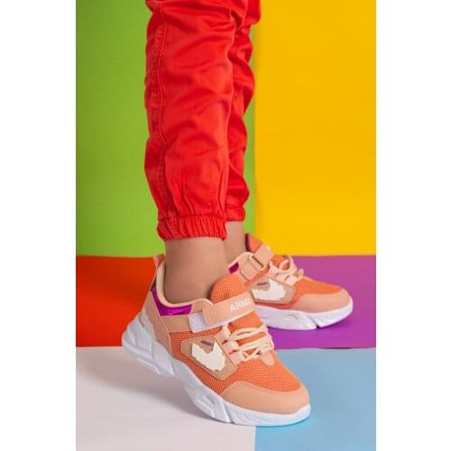 With its comfortable, breathable, light and stylish design, Wovs, boys girls sneakers are suitable for badminton jogging walks