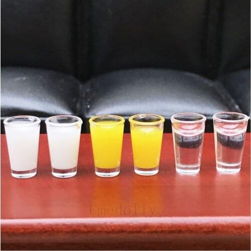 2pcs/set Dollhouse Miniature Simulation Juice / Milk / Water Cups Pretend Play Kitchen Restaurant Mini Doll Drinks Food Toy