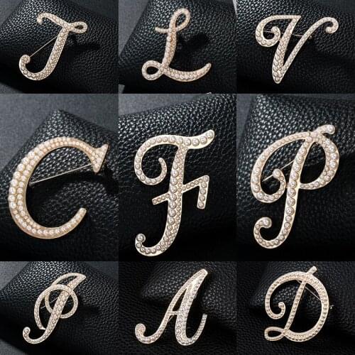 New Fashion High Grade 26 English Letter Pearl Brooch Pin Shirt Lapel Pins Corsage Luxulry Jewelry Gifts for Women Accessories