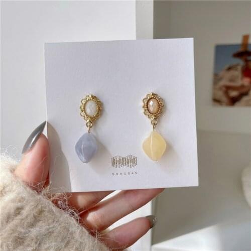 Asymmetric retro fashion baroque earrings female temperament of French eardrop personality simple geometric stud earrings