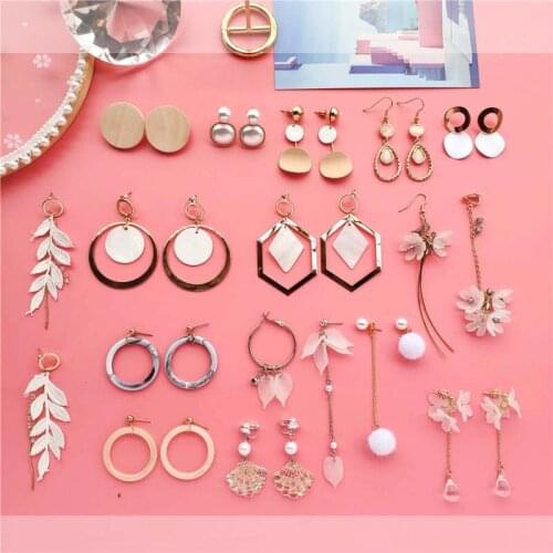 Sweet White Flowers Acrylic Drop Earrings for Women Fashion Temperament Wood Heart Resin Female Pendant Earrings Gift Jewelry