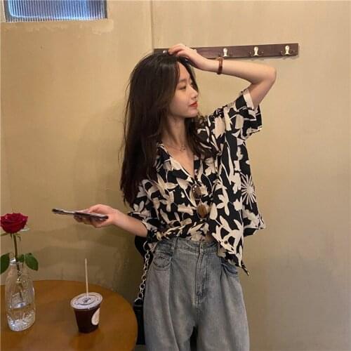 The new summer wear of 2021 vintage Hong Kong style suit collar loose casual flower print casual short-sleeved blouse blouse