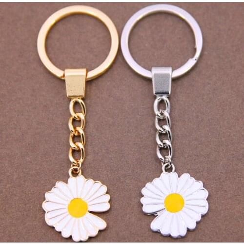 Double sided Yellow White Daisy Keychain Flowers Keychain for Women Enamel Flower Charm Key Chain Women Girls Key Ring
