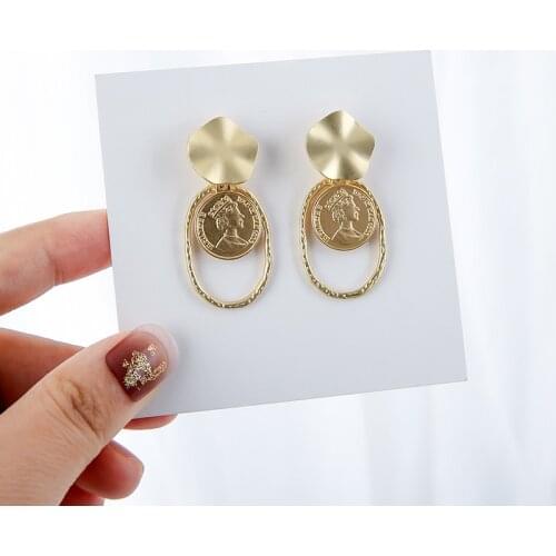 Vintage Matte Gold Color Hollow Out Circle Ears Clip Statement Queen Head Coins Clip On Earrings Party Jewelry for Women Mujer