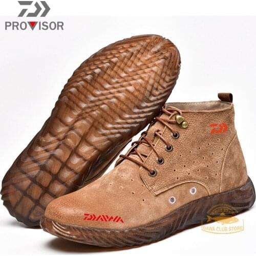 DAIWA Outdoor Mens Fishing Waterproof Shoes Mountaineering Anti-smash and Anti-puncture Wear-resistant Leather Shoes on Foot