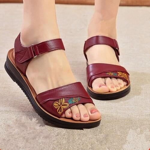 High Quality Summer Womens Sandals Genuine Leather Casual Flat Mother Sandals Women Soft Bottom Flat With Summer Ladies Shoes