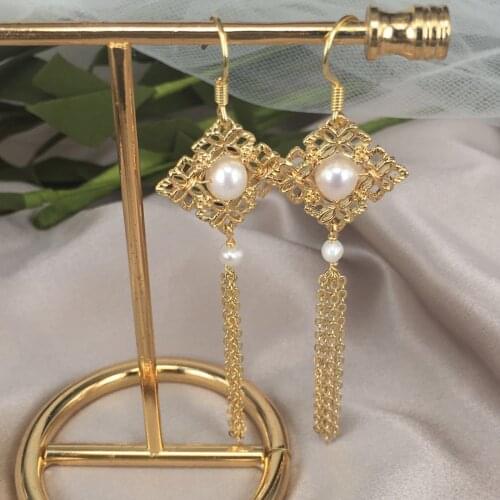 DAIMI Hollow Freshwater Pearl Palace Retro Earrings Tassel Step Shaking Ear Hook Fashion All-match Jewelry Temperament Jewelry