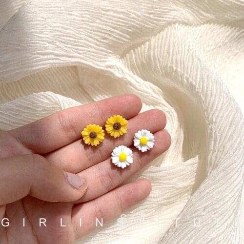 Fashion Mini Daisy Flower Earrings For Womens Cute Decorative Jewelry Girls Students Sweet Summer Accessories