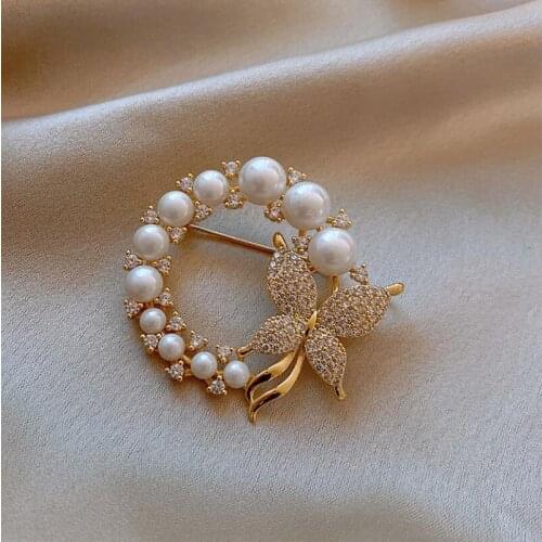 New Pearl Rhinestone Wreath Butterfly Brooch for Women Baroque Trendy Elegant Circle Leaf Brooch Pins Party Wedding Gifts