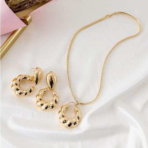 Screw Shaped High Quality Exquisite Style Golden Color Necklace And Earrings Set 2021 New Arrival Wedding Party Attendance