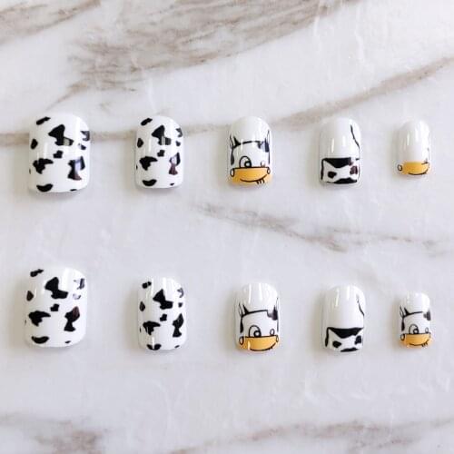 24Pcs Cows Printed False Nails Glue Type DIY Slider Short Paragraph Fashion Manicure Patch Fully Covered Nail Decoration NN