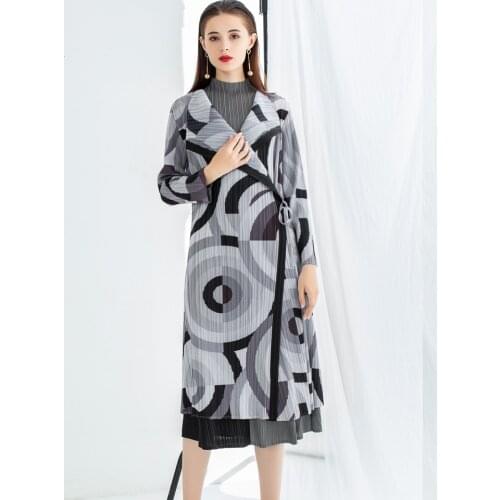 HOT SELLING Miyake Fold long sleeve TURN-DOWN COLLAR geometric print belt trench coat IN STOCK