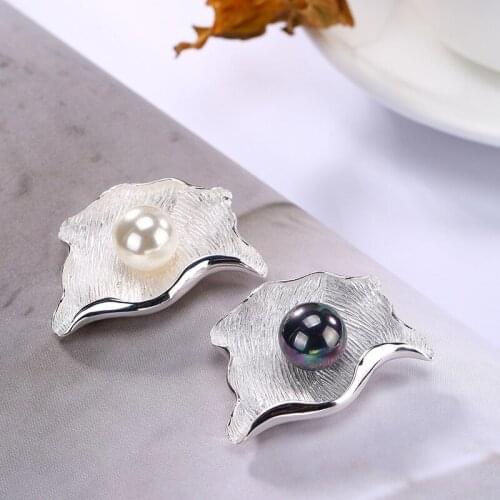 S925 Sterling Silver Leaf Inlaid With Pearl Bead Pendant Ladys High-end Joker Clavicle Sweater Chain Pendant Wholesale