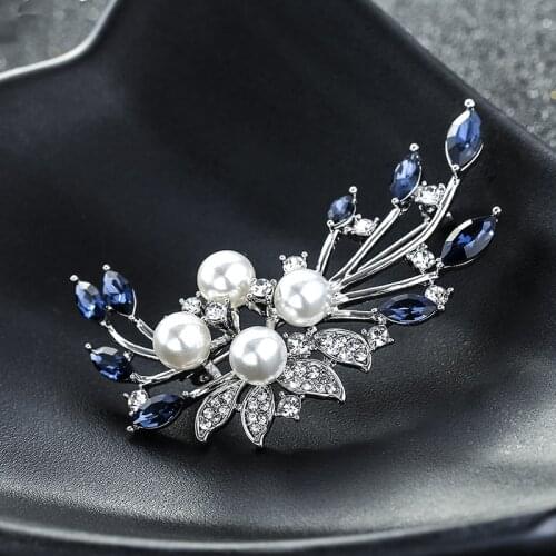 New 2021 Factory Direct Korean-Style Elegant Crystal Pearl Flower Brooch Gift Fashion Alloy Accessory Womens Corsage