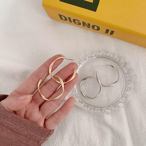 ZN New Fashion Distortion Twist Metal Circle Geometric Round Hoop Earrings for Women Accessories Party Jewelry Gift