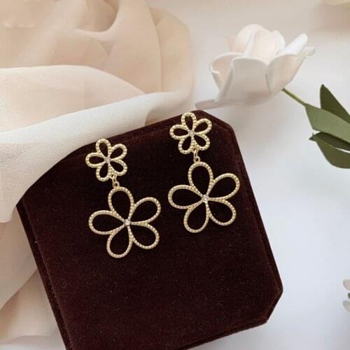 Fashion Simple Hollow Flower Petal Rhinestone Inlaid Stitching Drop Earrings Korean Star Pendent Earrings for Women Girl Jewelry