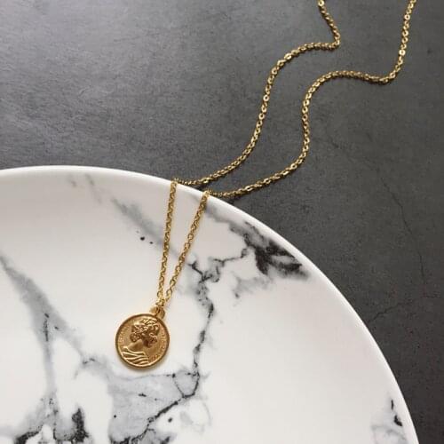 RHYSONG Ancient Roman Coin Charm Relief Portrait Queen Round Pendant Necklace Vintage Acero Inoxidablel Chain On Neck Jewelry