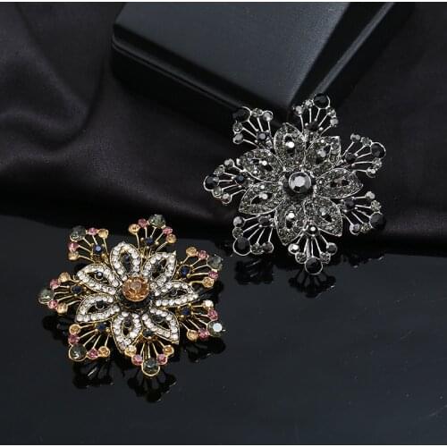 New Classtic Trendy Snow Flower Rhinestone Snowflake Brooch For Women Metal Crystal Pin Christmas Suit Decoration Jewelry