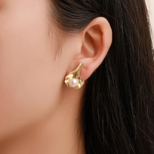 Simple Matte Golden Shell Leaf White Simulated Pearl Alloy Metallic Stud Earrings for Women