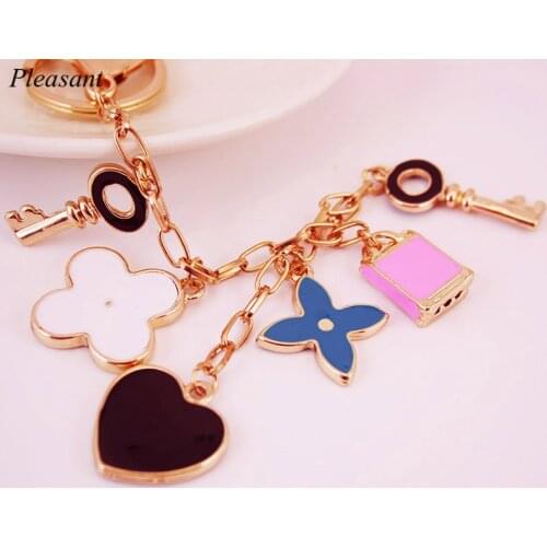 Exquisite Clover Keychain Fashion Heart-shaped Metal Key Ring 24.8CM Ladies Chartered Car Pendant Charm Gift