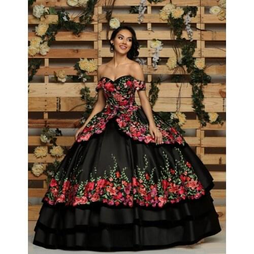 Vestidos de 15 años 2020 Black Quinceanera Dresses with Flowers Applique Off the Shoulder Sweet 16 White Prom Dress