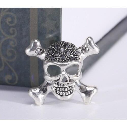 New Fashion Luxury Punk Crystal Skull Brooches Cool Stuff Rhinestones Alloy Brooch For Men Halloween Days Jewelry Gifts