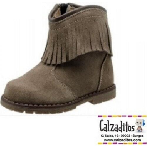 Girls leather ankle boots in castoro color with fringe, from Andanines