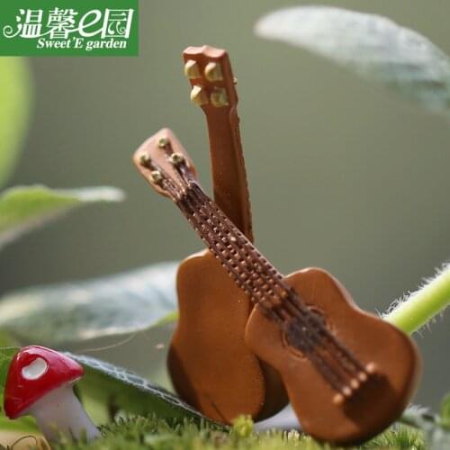 ZOCDOU 1 Piece Mini Guitar Music Instrument Small Statue Figurine Little Crafts Ornament Figure Miniatures Home Room Desk Decor
