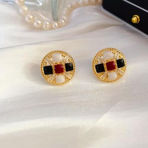 2021 New Fashion Baroque Retro Geometric Round Hollow Pearl Enamel Personalized Earrings For Women