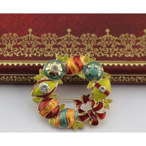 Retro fashion personality versatile bowknot wreath drop oil Brooch elegant atmosphere coat Cape button