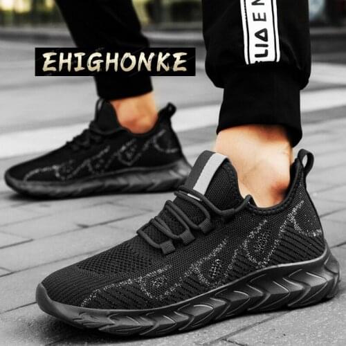 2021 classic mens running shoes womens sneakers triple black white team red racing stretch sneakers sports outdoor designer y8