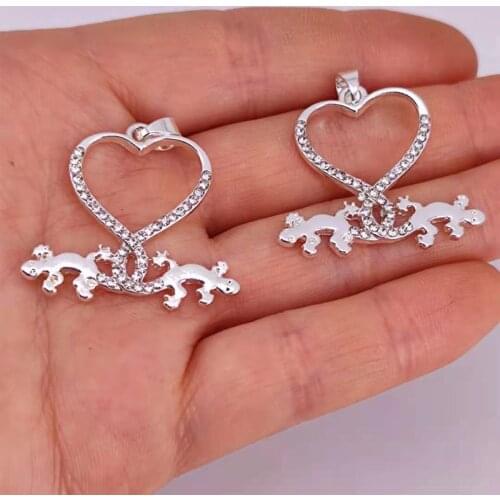Hzew 50pcs new two lizards love heart pendant charm lizard charms gift for women man Accessorie