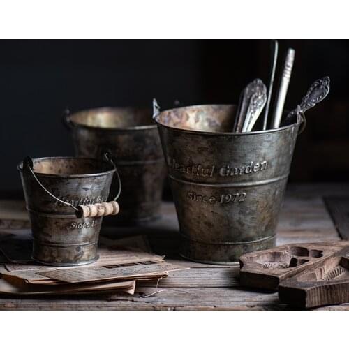 Vintage Iron Handle Bucket Metal Retro English Printing Wrought Iron Food Barrel Flower Vase Pot Tub Home Decoration Photography