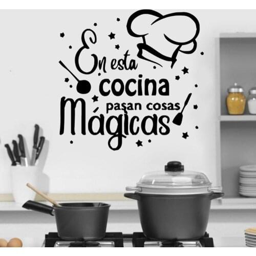 Chef Hat Vinyl Spanish Quotes Wall Sticker En Esta Cocina Pasan Cosas Mágicas Mural Kitchen Restaurant Decals Home Decor RU2055