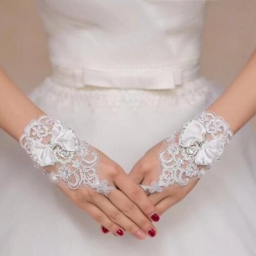 2019 Women White Ivory Short Wedding Gloves Crystals Beaded Bow Knot Wrist Length Fingerless Lace Bridal Gloves
