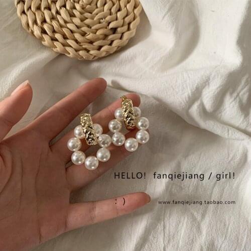 2020 New Fahion Womens Earrings Fine Geometry Round Pearl Earrings for Women Bijoux Korean Girl Party Jewelry Gifts Wholesale