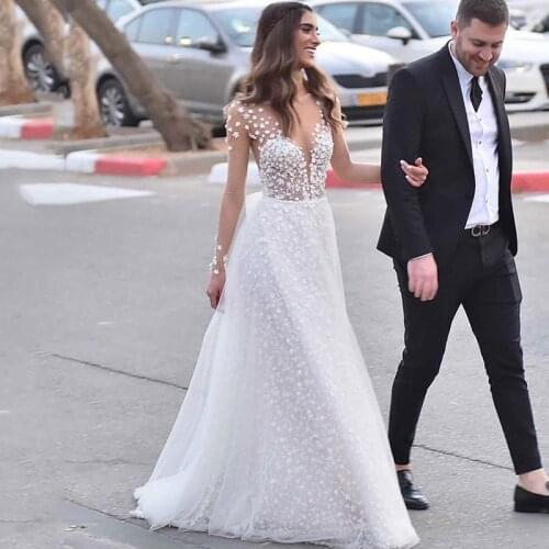 Elegant Long Sleeve Wedding Dresses Lace Romantic Vintage Bride Dress Buttons Beach Boho Wedding Gowns Vestido de Noivas 2021